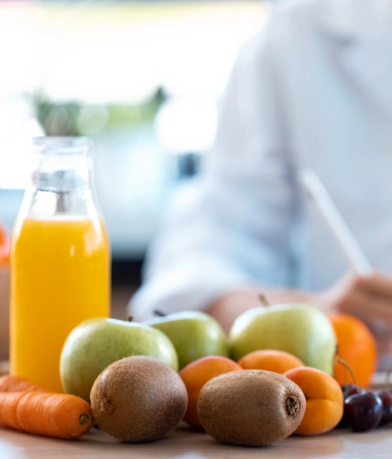 Zdrowa żywność w postaci soku, owoców i warzyw